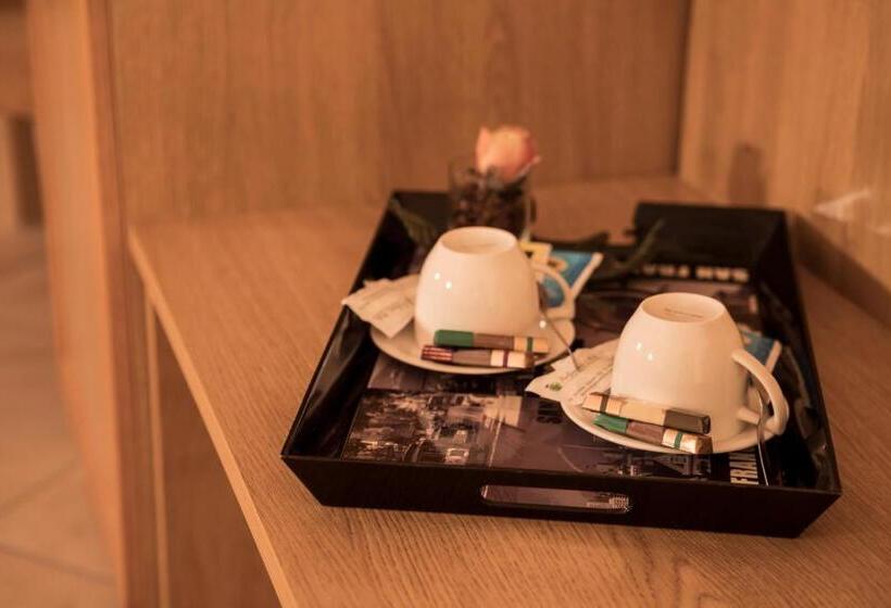 חדר סטנדרט לשלושה, Manhattan Village