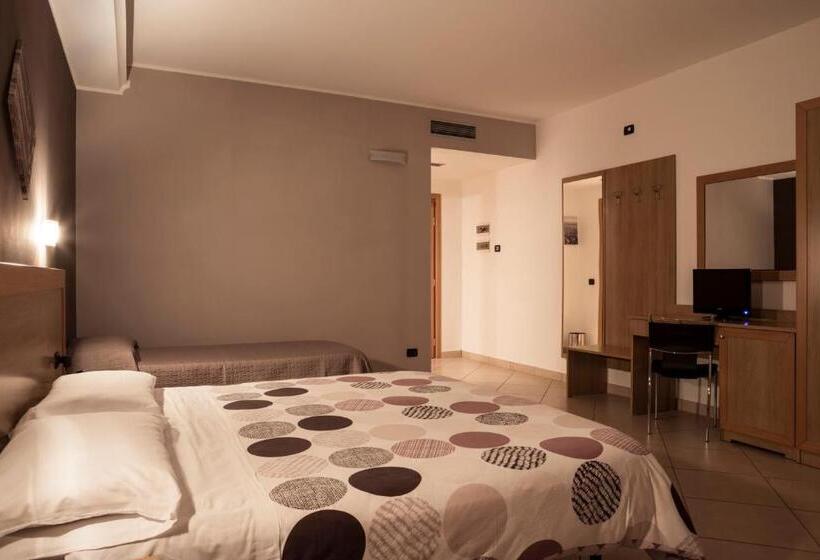 חדר סטנדרט לשלושה, Manhattan Village