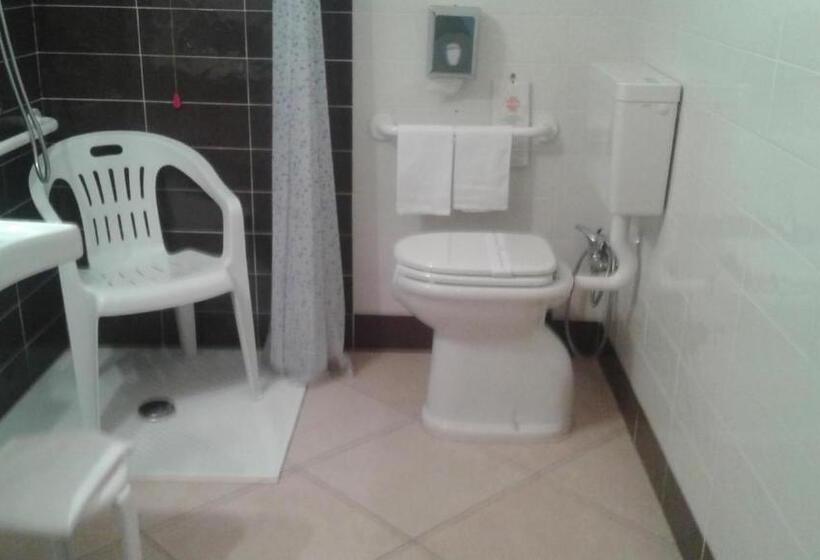 חדר סטנדרט מותאם לאדם עם מוגבלויות, Manhattan Village