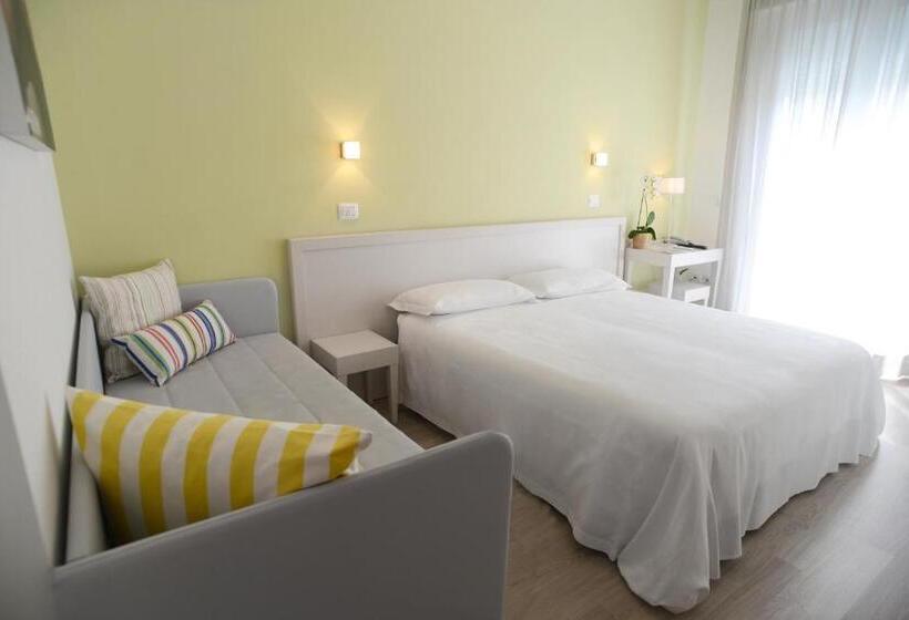 带阳台的三人标准间, Maree