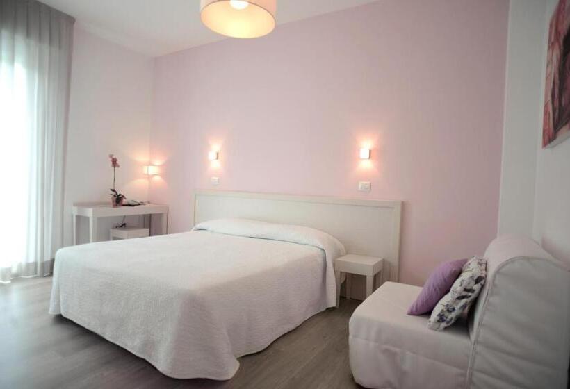 带阳台的三人标准间, Maree