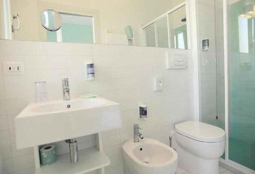 带阳台的三人标准间, Maree