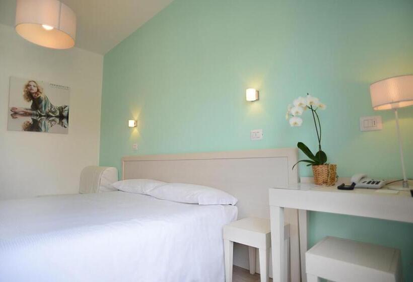 带阳台标准四人间, Maree