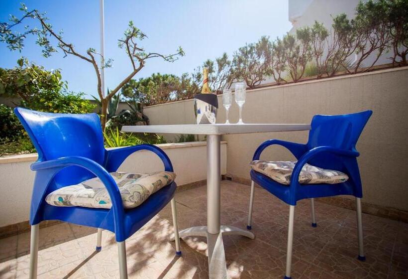 带阳台的豪华间, More