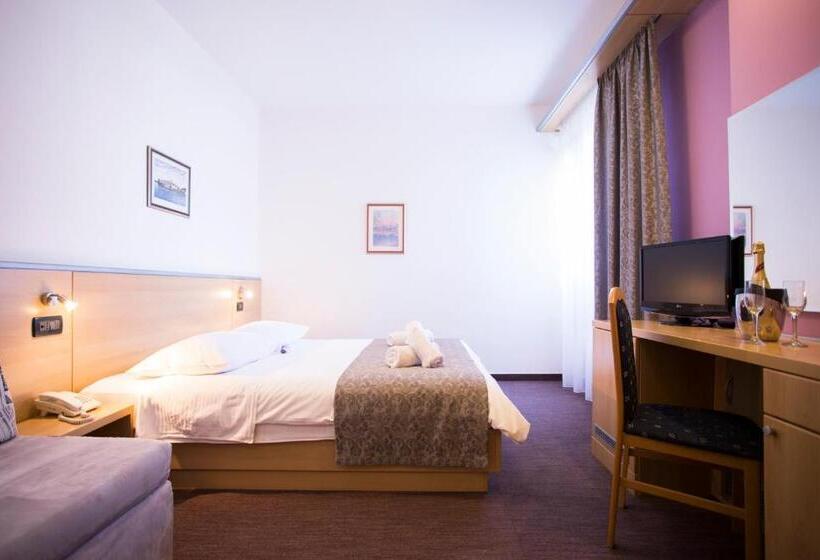 带阳台的豪华间, More