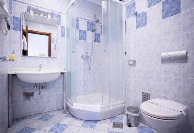 带阳台的豪华间, More