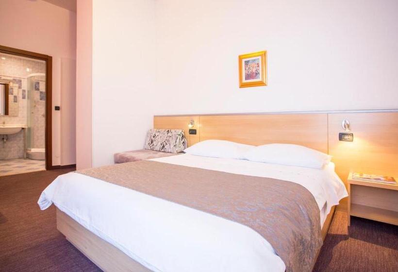 带阳台的豪华间, More