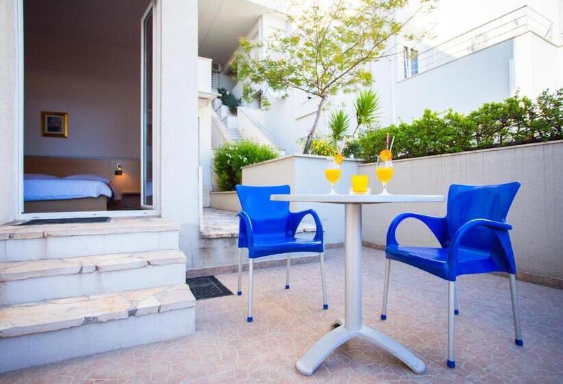 带阳台的豪华间, More