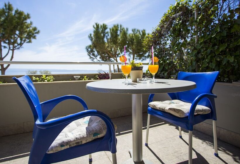 带阳台的豪华间, More