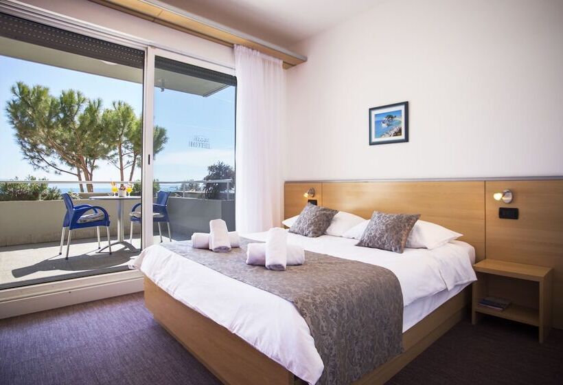 带阳台的豪华间, More