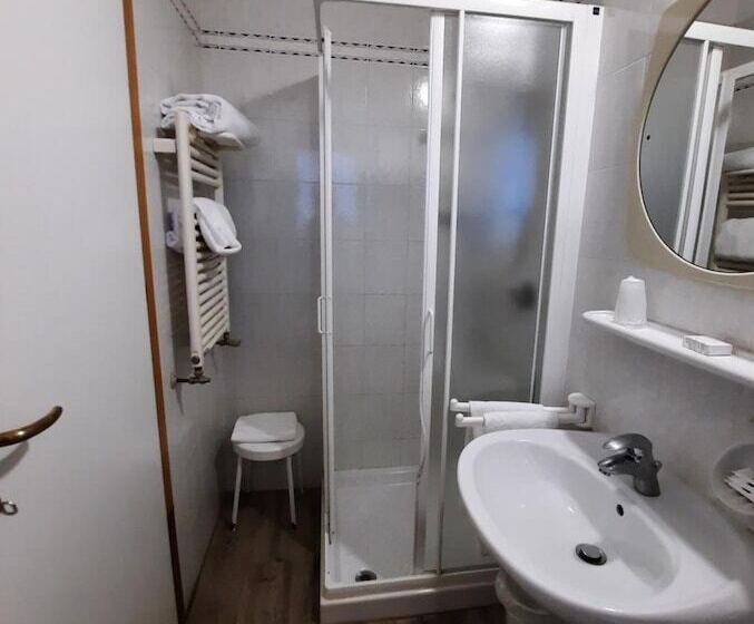 اتاق استاندارد سه نفره, Rossi