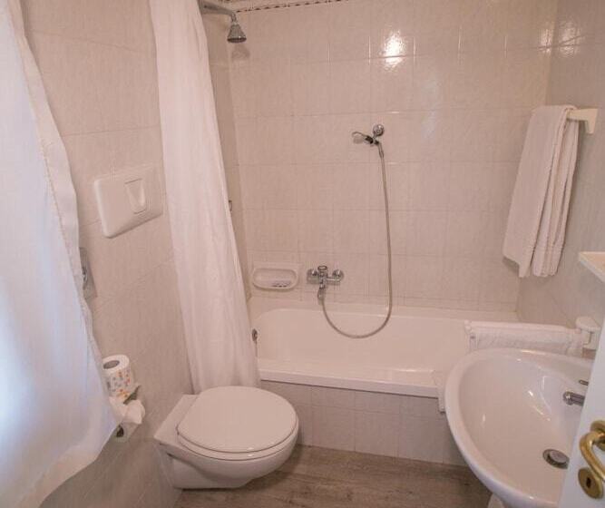 اتاق استاندارد یک نفره, Rossi