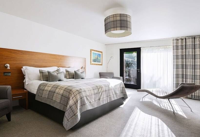 غرفة تنفيذية, The Douglas