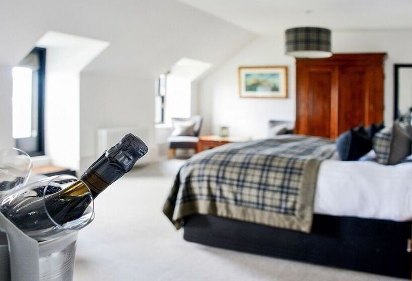 جناح مطلّ علي البحر, The Douglas