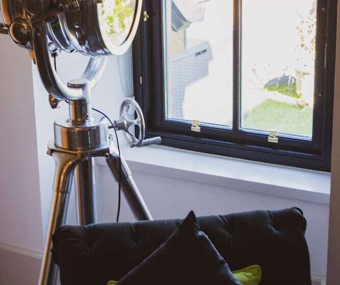 جناح مطلّ علي البحر, The Douglas