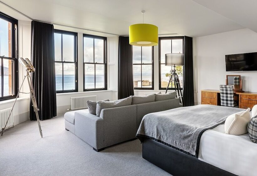 جناح مطلّ علي البحر, The Douglas