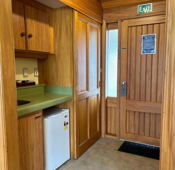 استودیوی استاندارد, Masterton Motor Lodge