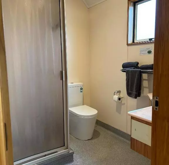 استودیوی لوکس, Masterton Motor Lodge