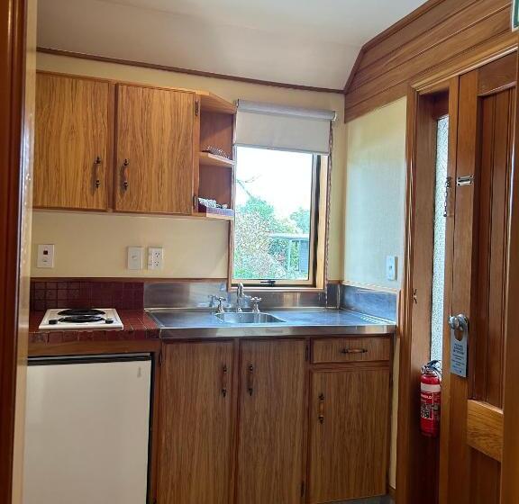 استودیوی لوکس, Masterton Motor Lodge