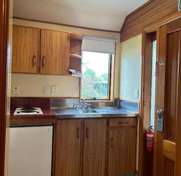 استودیوی لوکس, Masterton Motor Lodge
