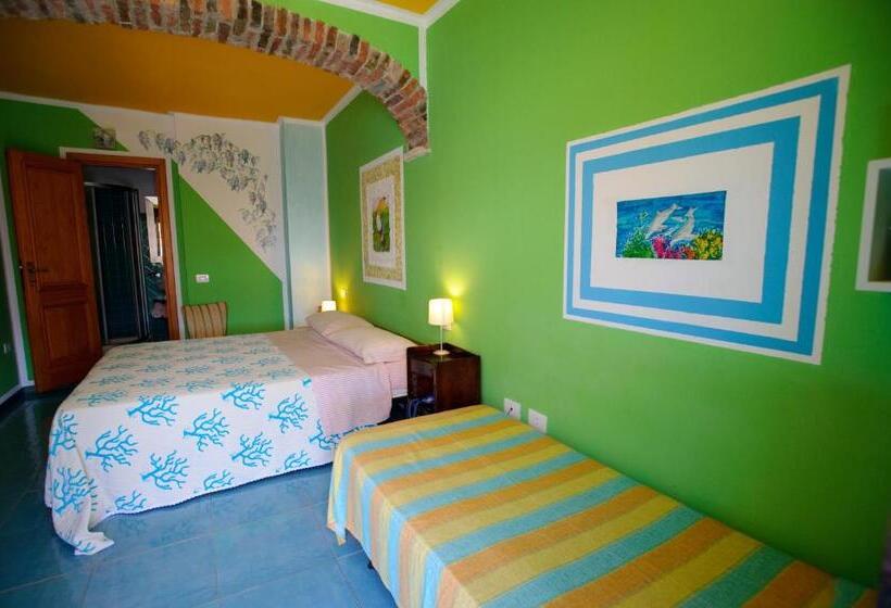 חדר סופריור לשלושה עם נוף לים, Villa Belfiori