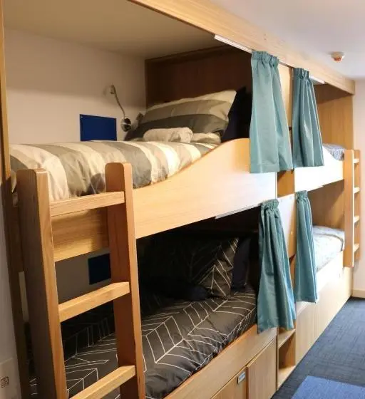 ルームシェアのワンベッド, Adventure Q2 Hostel