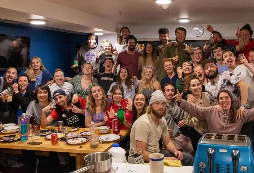 ルームシェアのワンベッド, Adventure Q2 Hostel