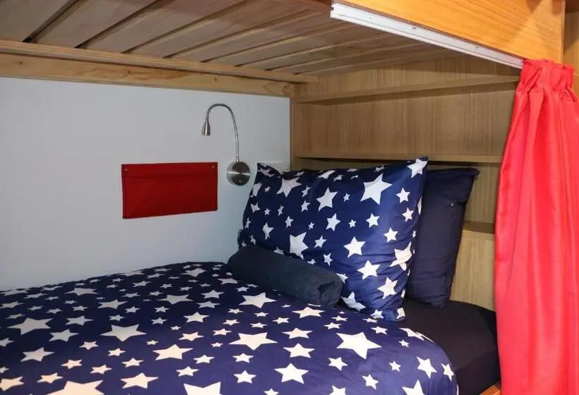 ルームシェアのワンベッド, Adventure Q2 Hostel