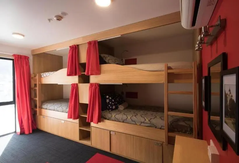 ルームシェアのワンベッド, Adventure Q2 Hostel