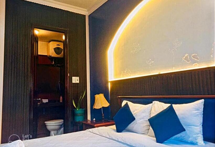 Economy Triple Room, Hue Pink Lotus