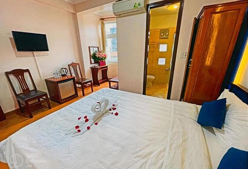 Economy Triple Room, Hue Pink Lotus