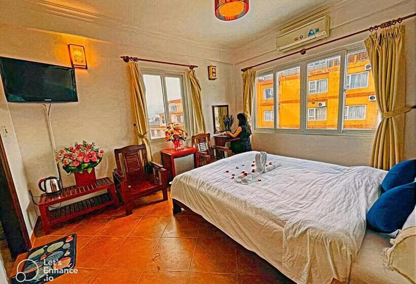 Economy Triple Room, Hue Pink Lotus