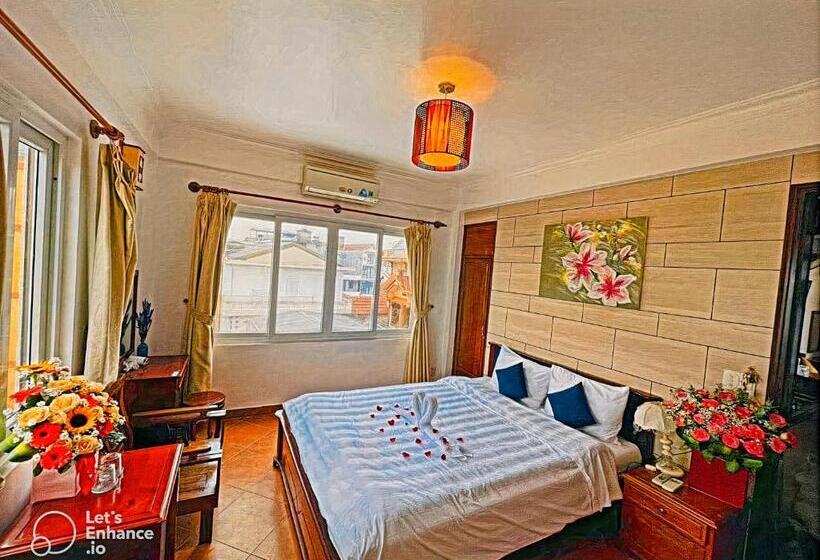 Economy Triple Room, Hue Pink Lotus