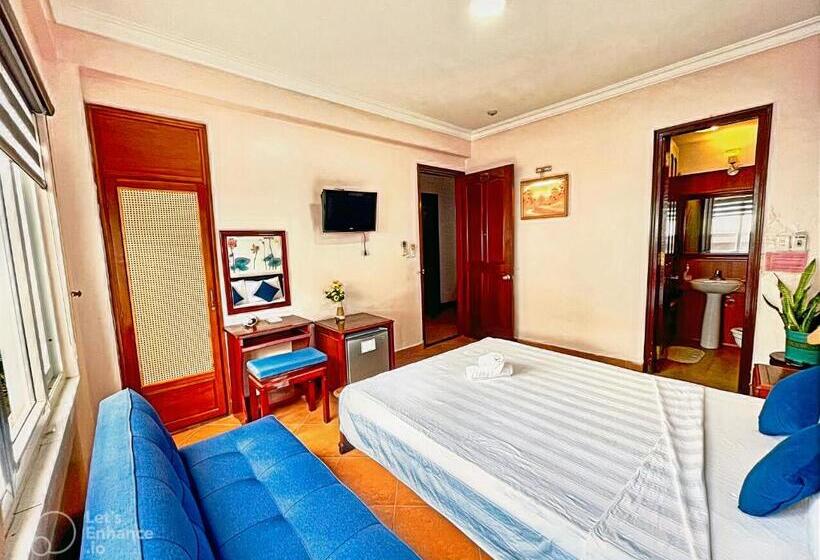 Economy Triple Room, Hue Pink Lotus