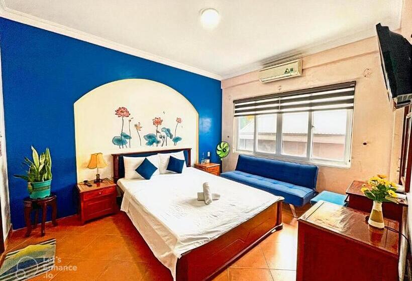 Economy Triple Room, Hue Pink Lotus