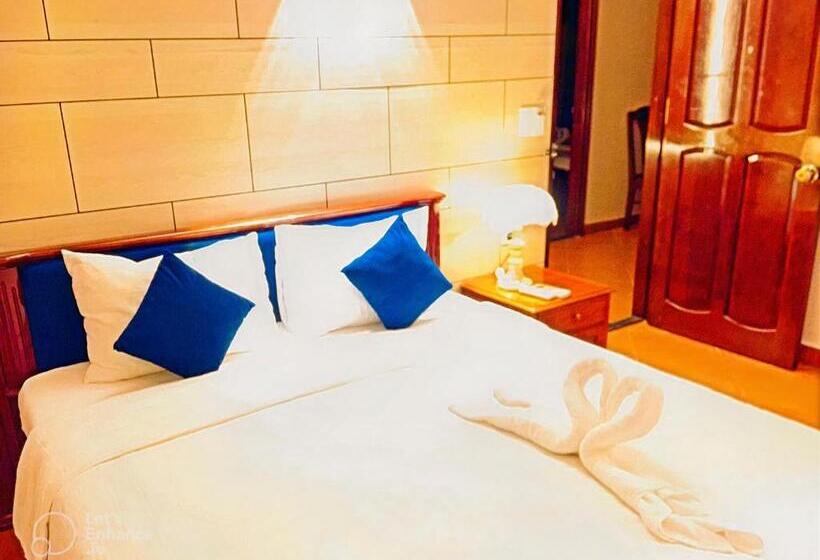 Economy Triple Room, Hue Pink Lotus