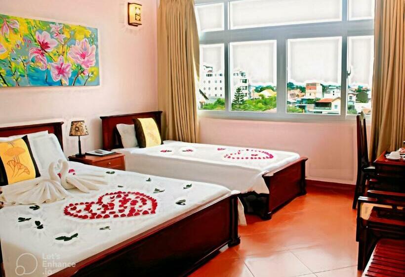 اتاق استاندارد سه نفره, Hue Pink Lotus