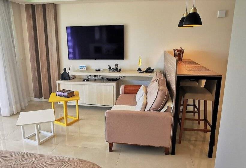 سوییت لوکس, Seaflats Iate Plaza