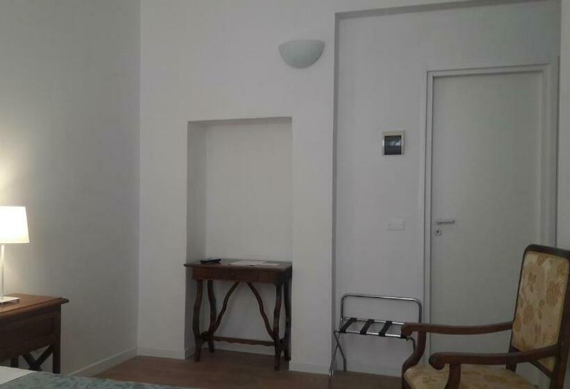 اتاق استاندارد سه نفره, Il Grifo Camere E Suites