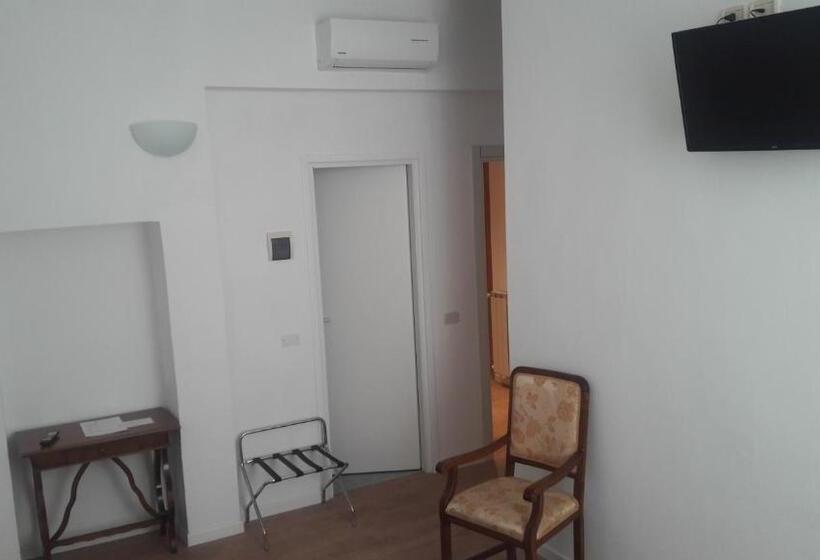 اتاق استاندارد سه نفره, Il Grifo Camere E Suites
