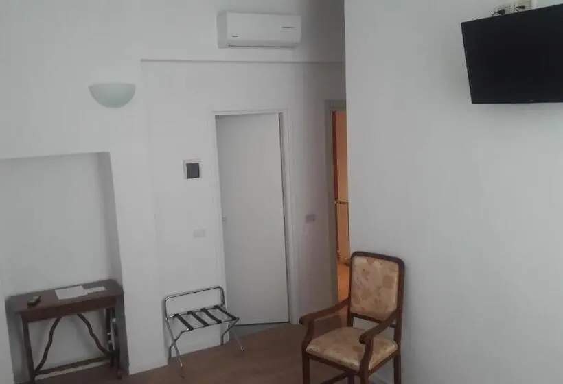 اتاق استاندارد سه نفره, Il Grifo Camere E Suites