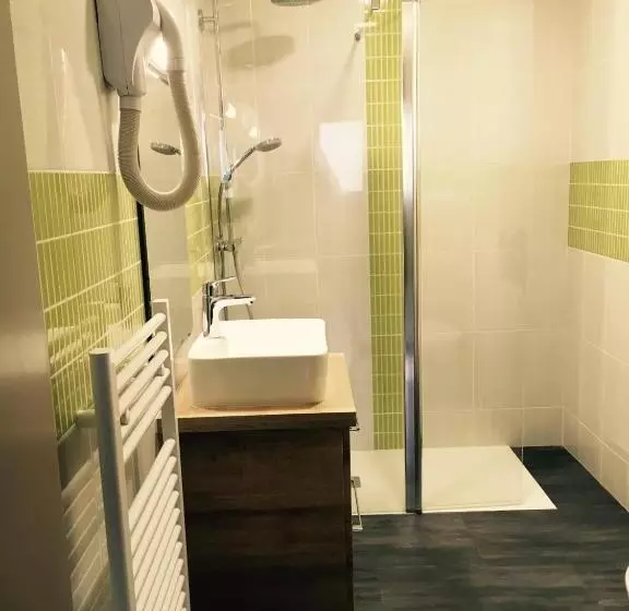 スタンダードトリプルルーム, Brit Hôtel Du Parc Niort Centre Parking Gratuit