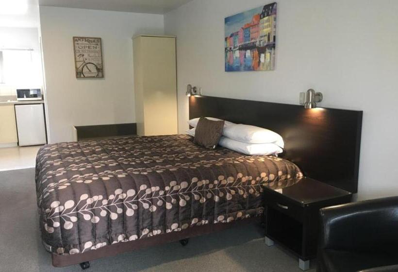 スタンダードスタジオ, Colonial Manor Motel