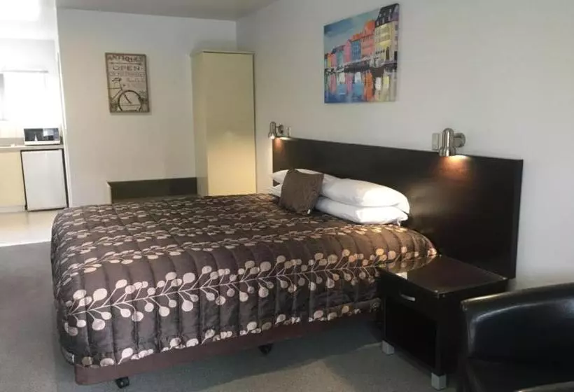 Standard-studio, Colonial Manor Motel