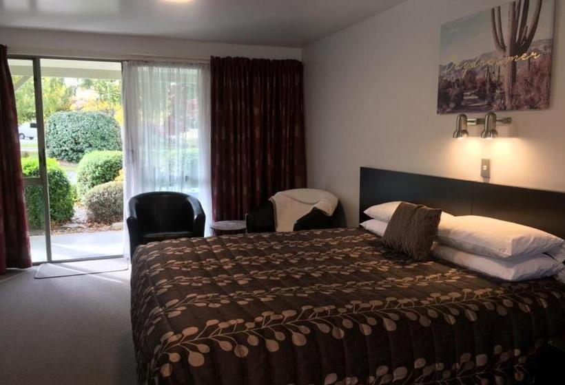 スタンダードスタジオ, Colonial Manor Motel