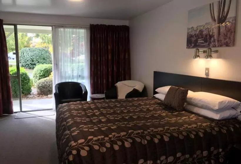 Standard-studio, Colonial Manor Motel