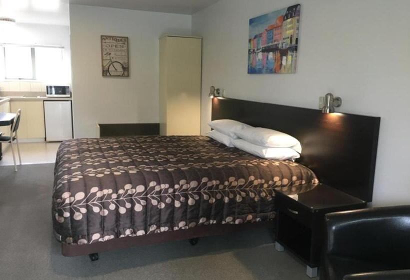 スタンダードスタジオ, Colonial Manor Motel