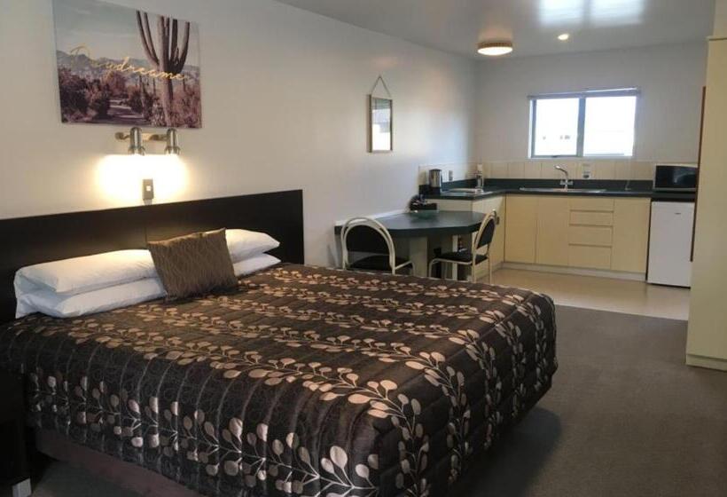 スタンダードスタジオ, Colonial Manor Motel