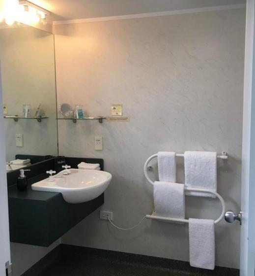 デラックスルーム, Colonial Manor Motel