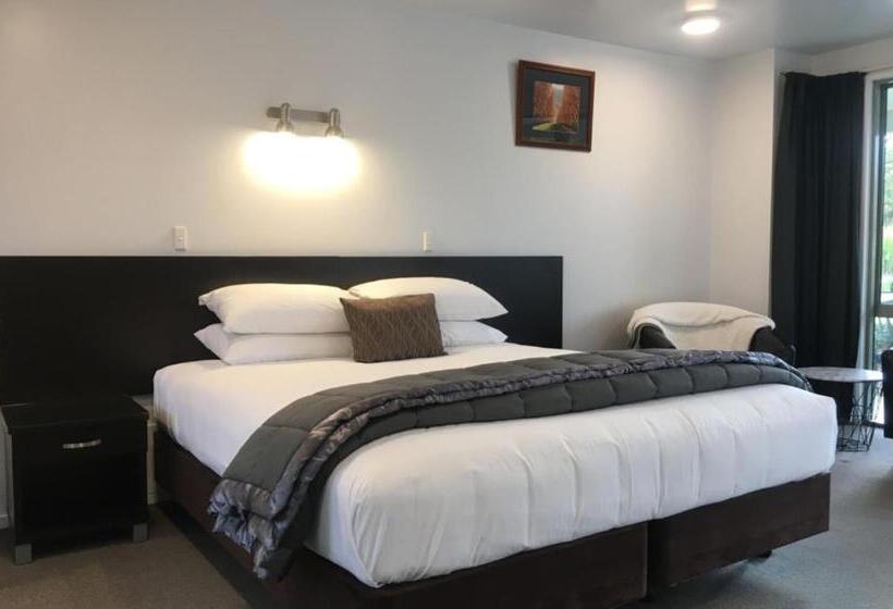 디럭스 룸, Colonial Manor Motel
